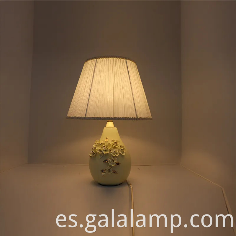 Elegante lámpara de mesa de cerámica de oro para dormitorio y sala de estar